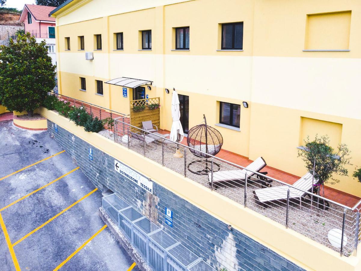 Riviera Hub Hotell Cisano sul Neva Eksteriør bilde